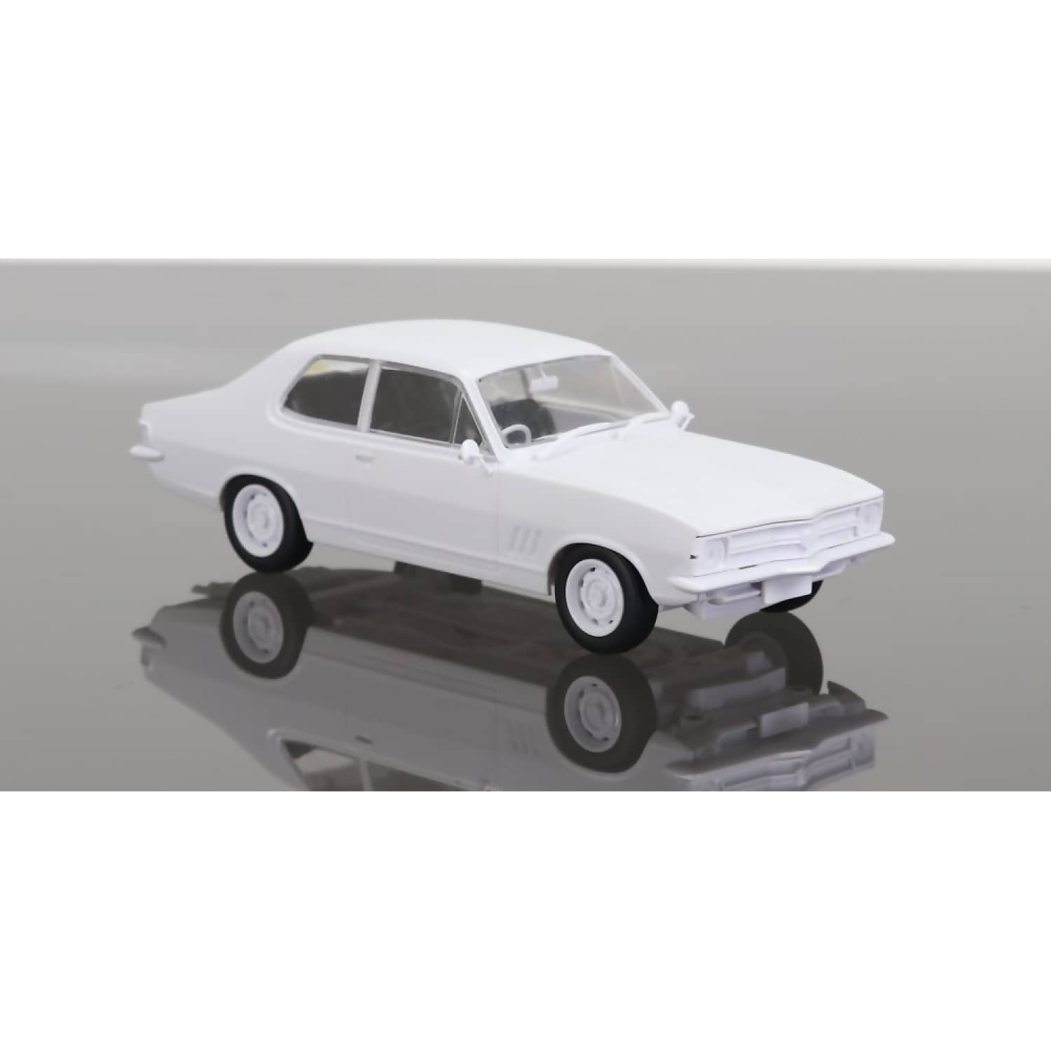 DDA Collectibles - 1:24 Scale - Holden Torana LC GTR Sealed Body Opening Bonnet with Engine - Plastic Diecast Model Kit