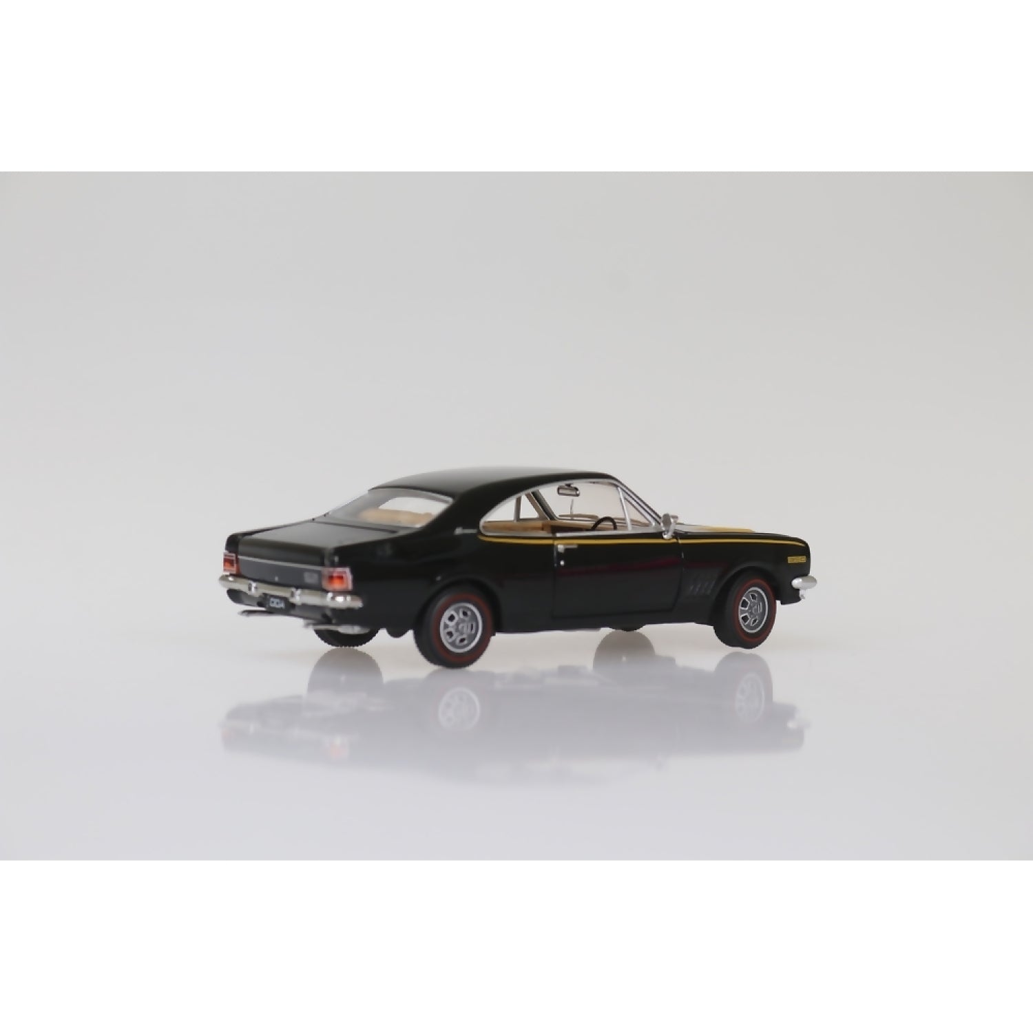 DDA Collectibles - 1:32 Scale - 1970 Black HG Holden Monaro GTS 350 - Diecast Model