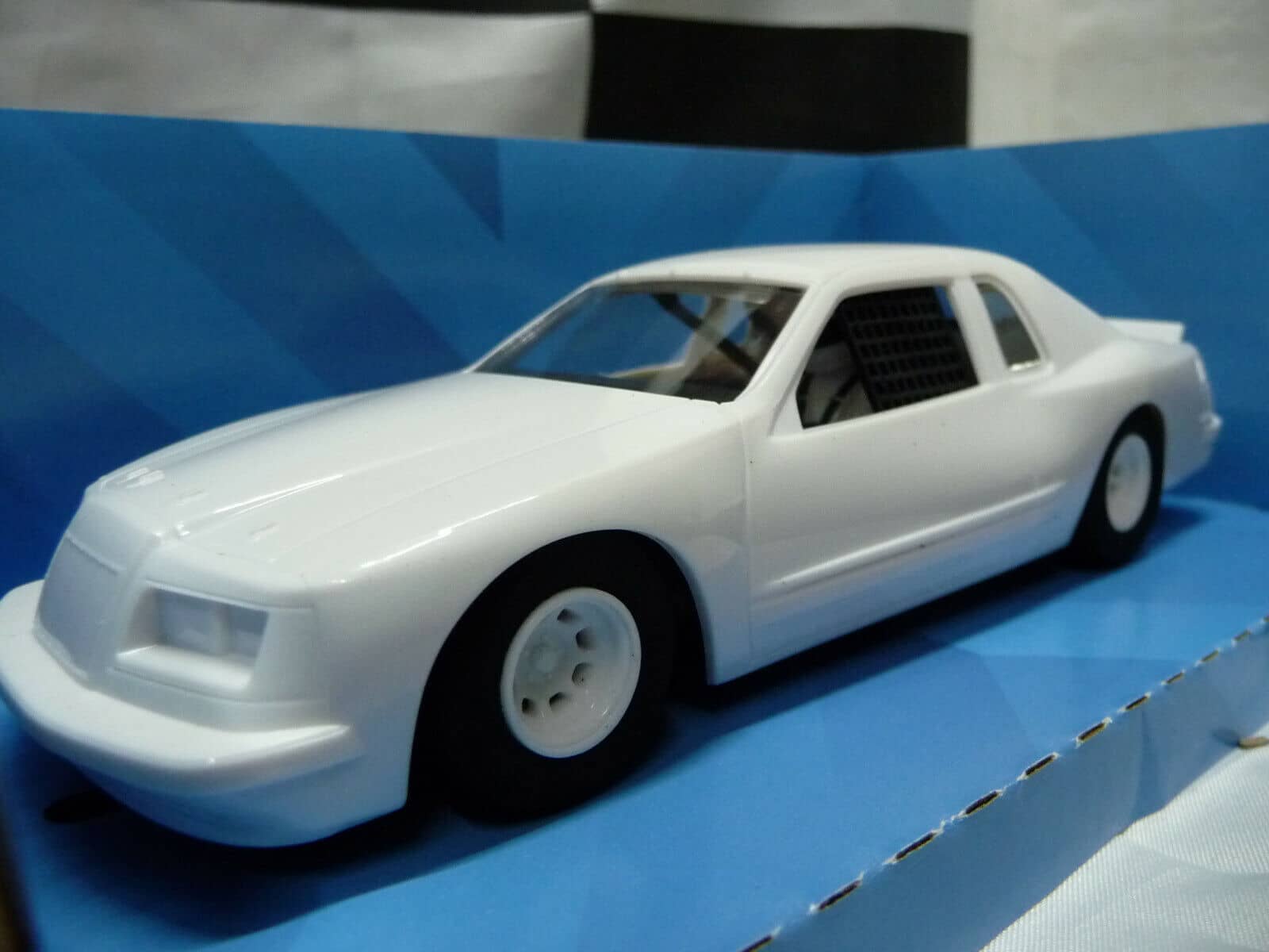 Scalextric - C4077 1:32 Ford Thunderbird White slot car also suits Carrera
