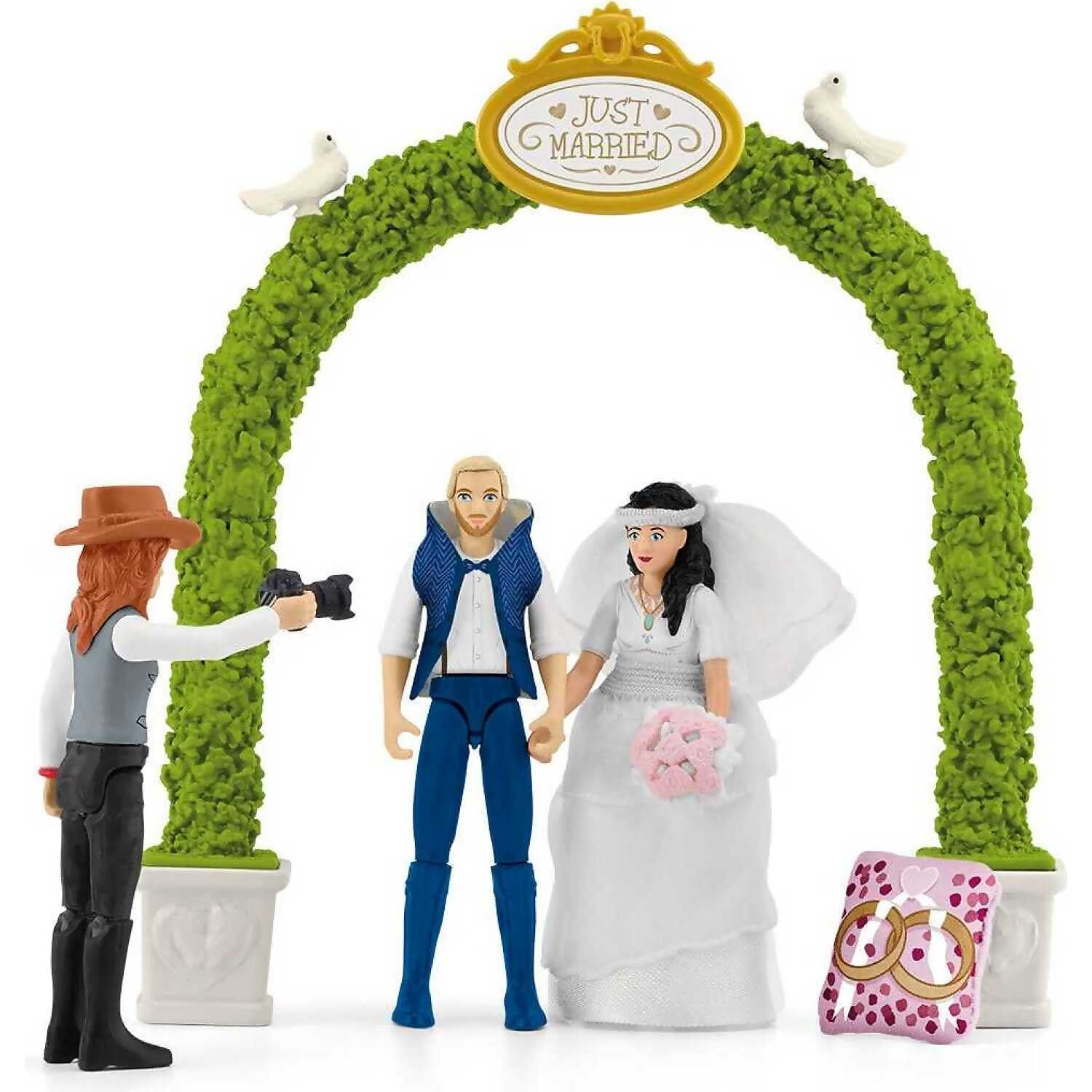 Schleich – Horse Club Wedding Carriage Playset with Bride, Groom & Lipizzaner Horse