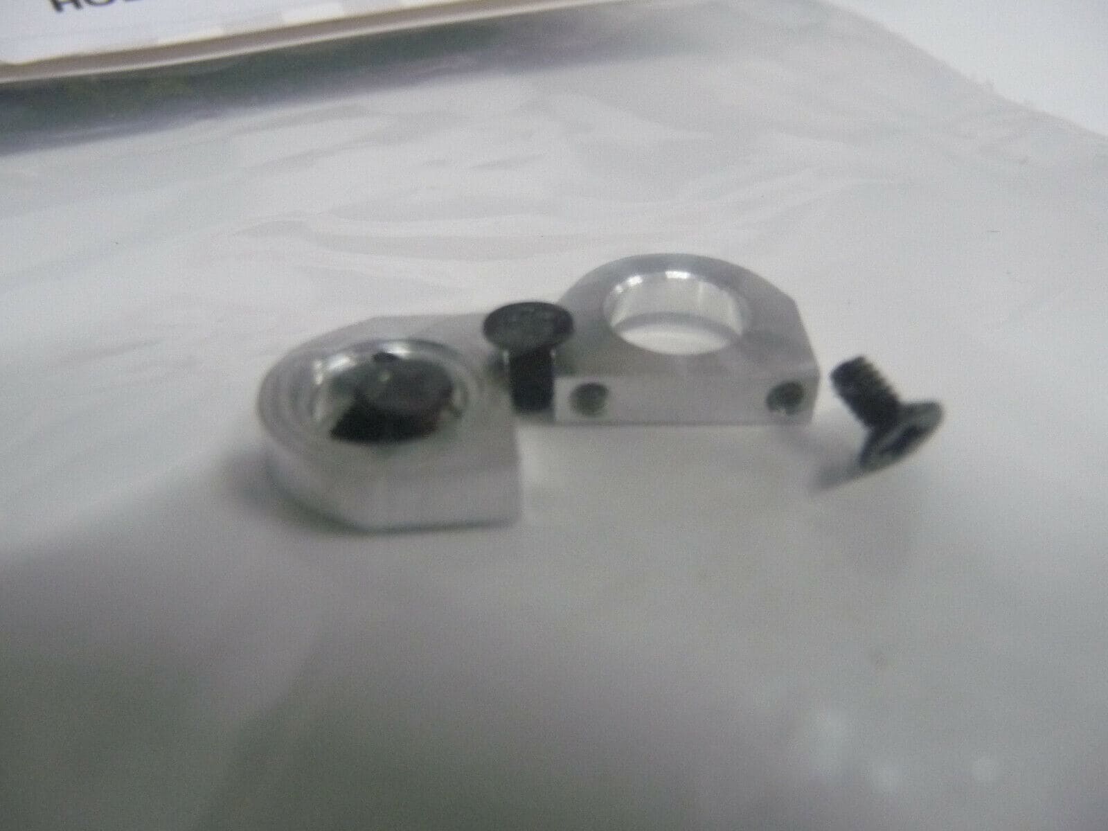 BRM - SLOT RS-205 RevoSlot Front Axle Holders + Screws